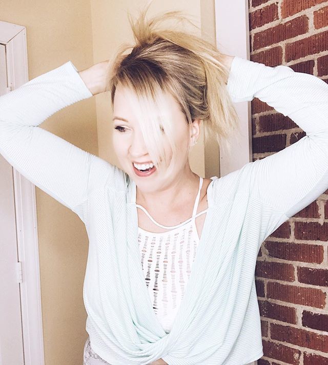steferslase's tweet photo. CONFIDENCE!
It’s the most beautiful thing you can wear.
But what if you don’t feel confident? 
I have figured out its actions that make me feel more confident.
1. When I throw my hair up and workout I get a boost of confidence
2. When I make healthy eati… https://t.co/xWBmtAWQpX https://t.co/56ONkK4Zoa