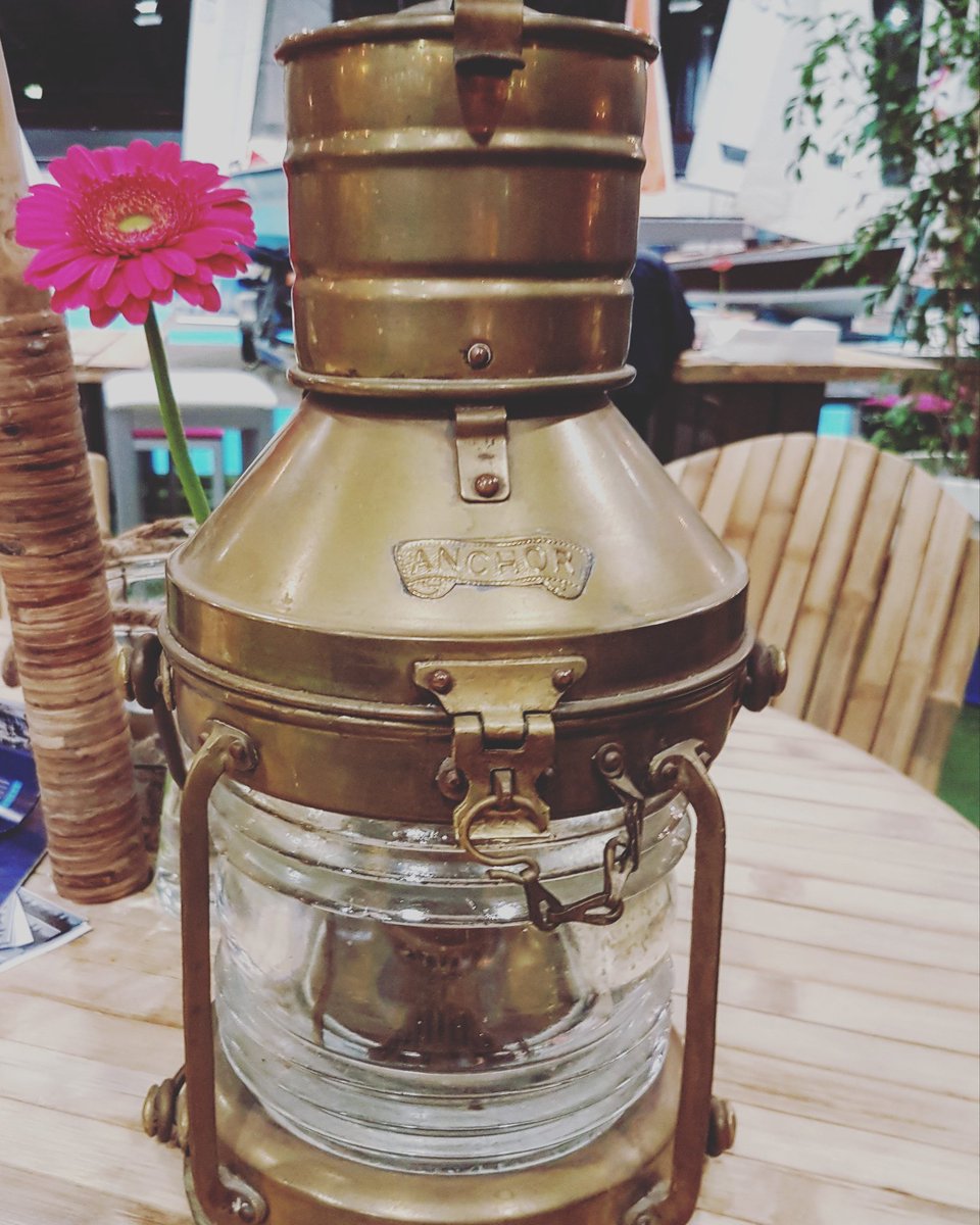 Mooie sfeervolle lamp gekocht voor aan boord van <a href="/skutsjedefrysia/">Skûtsje De Frysia</a> <a href="/BootHolland/">BootHolland</a> #skutsje #skûtsjesilen <a href="/wtclnn/">WTC Leeuwarden</a> #statenjacht #drachten frysia.frl