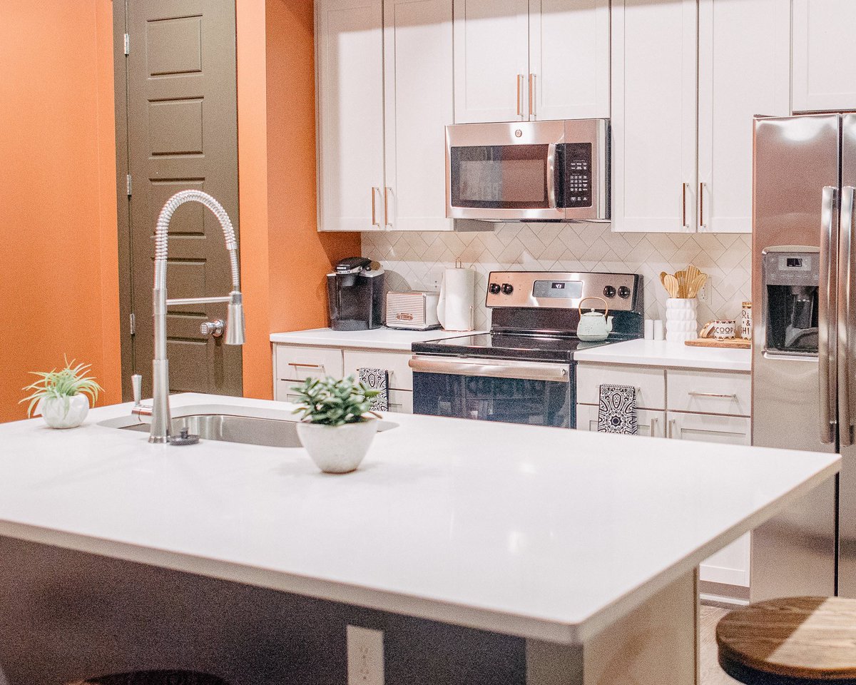 Airbnb Tip: Guests will expect the clean and tidy space they see in your listing photos. Make sure you give yourself enough time to clean between guests, especially when you have back-to-back bookings. #niido #niidonashville #airbnb