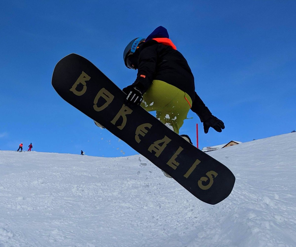 AWE365's tweet photo. Really enjoyed testing the Borealis Shaman snowboard in Damüls today. It's great on piste, good to carve, has lots of pop and is loads of fun. Just need some powder now to test what it is made for...
@borealisboards #snowboard #snowboarding #damuls
#myvorarlberg #bregenzerwald https://t.co/TuViola1G1