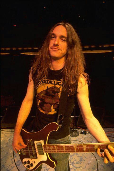 Se estivesse vivo: Hoje o lendário baixista Cliff Burton comportaria 57 anos.

Happy Birthday in Heaven Cliff!!   