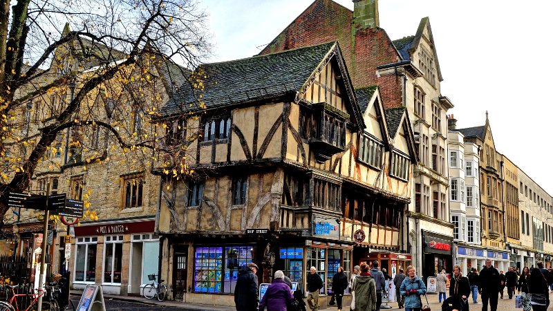 PropertyBase_UK's tweet image. Oxford named as least affordable city to buy a house in the UK with an average house price of £460,184. 

(Source: Lloyds Bank)