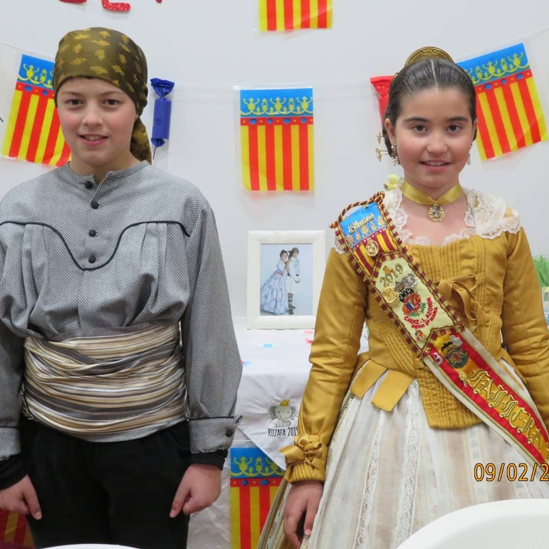 RealFalla's tweet image. ¡Ayer nuestros representantes infantiles,Iván y Elena, invitaron a nuestra comisión infantil a una estupenda merienda y les obsequiaron con un regalo! ¡Las fallas están muy muy cerca!

#realfalla #vivalareal #lareal19 #fentfalla #cuentaatrasparafallas