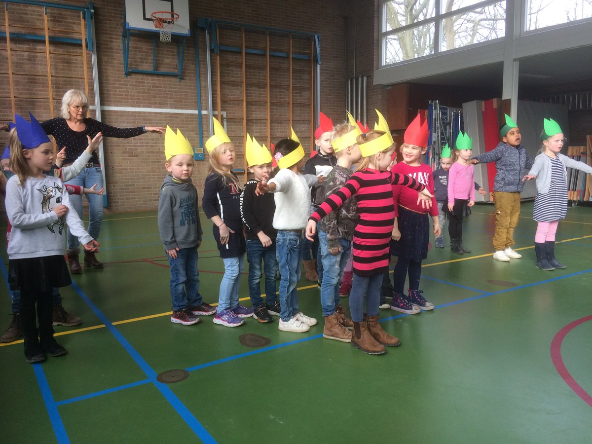 Oefenen voor Hekakker Got Talent: Kleuters van juf Ingrid zijn gekleurde waterdruppels. ‘Met water spetten dat is fijn’<a href="/ICOkunsten/">ICO Centrum voor Kunst & Cultuur</a> <a href="/obsdeHekakker/">obs de Hekakker</a>