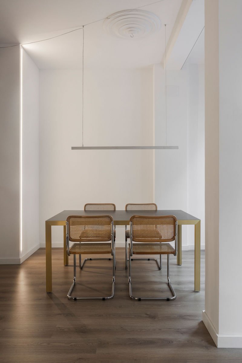 LFR Studio planteó  esta reforma integral con la intención de generar el orden y los espacios despejados. Un proyecto que busca obtener el máximo partido a la utilización del espacio, el estudio de la luz y el diseño de la iluminación. singularesmag.com/proyecto-vivie…