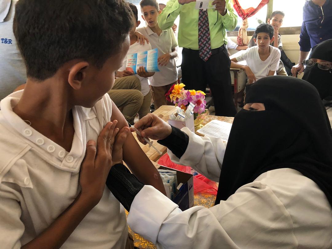 WHOYemen's tweet photo. In #Yemen, a war of more than three years has deteriorated the health system and put it on the brink of collapse. The thing that contributed in spreading of Measles and Rubella. In 2018, more than 24,000 cases with over 220 deaths of measles were reported.
#Vaccines_Work
#2nd_Day https://t.co/ZEJZ4SGxWB
