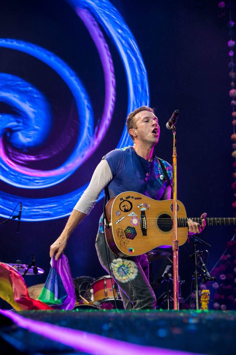 coldplayxtra's tweet photo. An ally to the LGBT+ community 🦄

Since the beginning of his career, Chris Martin has supported gay rights. 

He often flies the LGBT flag at Coldplay concerts 🏳️‍🌈

His Super Bowl Halftime Show was named one of the biggest LGBT moments by The Advocate.

📅 20 days to go
🧡 #CM42 https://t.co/kwlIa7o2y2