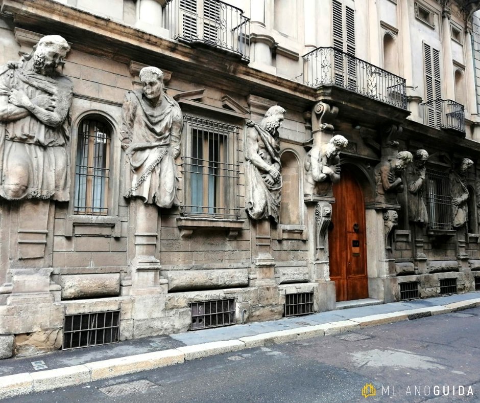 Milanoguida's tweet photo. 🏠 La Casa degli Omenoni - L'edificio, che si può ammirare nell'odierna via degli Omenoni a #Milano, si chiama così per via del termine dialettale #Omenoni, che significa “grandi uomini”, riferito alle otto cariatidi maschili (o Telamoni) della facciata scolpite in pietra. https://t.co/Bngm9Umxn5