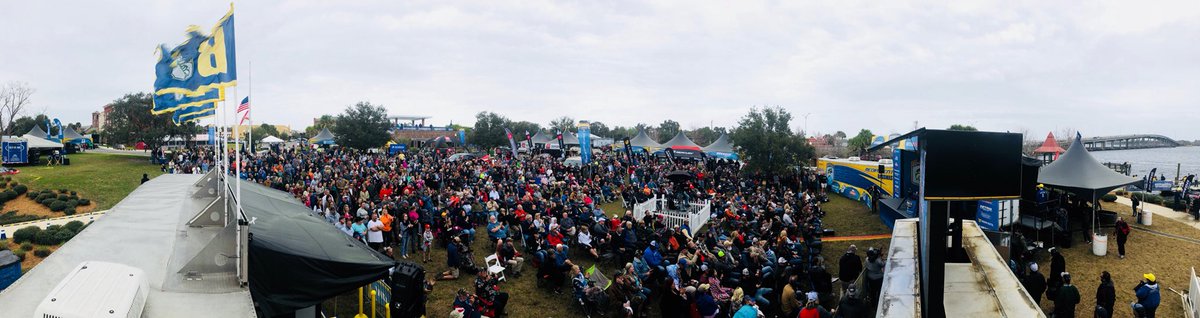 bigbearcreek's tweet photo. #davyhite #markzona #davemercer #bassmaster D. Mercer and company playing to a packed house. Obvious Floridians love watching giants cross the stage. https://t.co/ELhaufzH9I