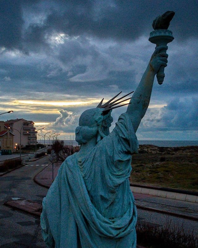 SortirdansMedoc's tweet photo. F r e e d o m
Quand la #TeamMedoc partage avec vous les lieux #incontournables du #Médoc - 📷 : @ndsprod33
// #Winter #Hiver #StatueofLiberty #StatuedelaLiberté #Unavoidable #Sun #Sunset #Skyporn #Sunrise_sunsets_aroundworld #Landscape #Landscapelover… https://t.co/Jw6tOORLbl https://t.co/Q37cUaxcYE