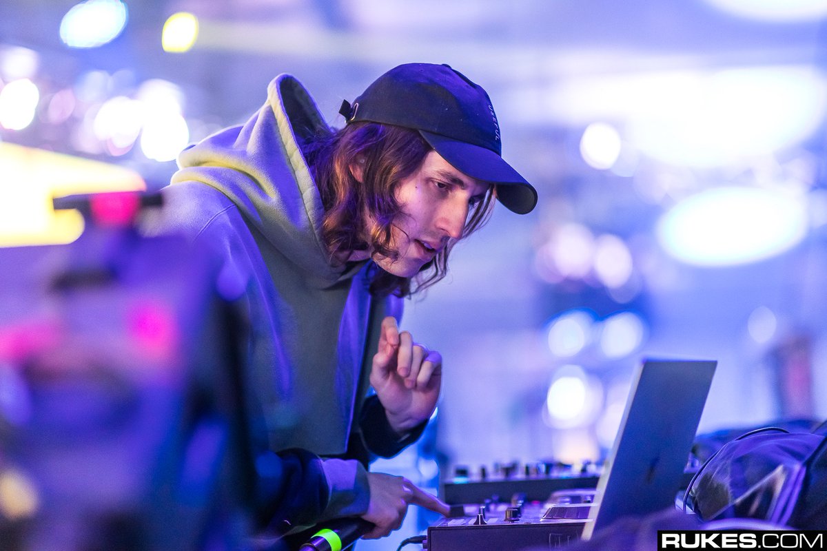 .@porterrobinson in new interview: "I’m planning a new project" | Read: youredm.com/2019/02/09/por… | Photo: @rukes https://t.co/ykyP48AJPr