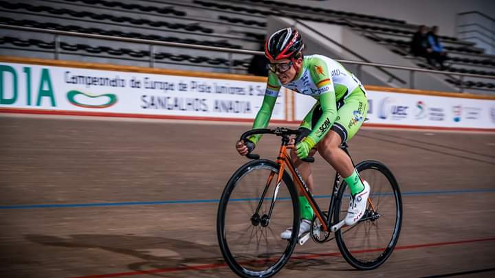 passaraomaluco3's tweet photo. 3ª Prova Taça de Portugal de Pista.
Foi um dia bastante positivo onde tive boas sensações e sobretudo perdi o medo de andar na pista !
E desta vez consegui obter qualificações :
500 metros - 13° lugar
Corrida por pontos - 16° lugar
#blessed #creditoagricola/#jorbi/#almodovar https://t.co/76nvPy03Sd