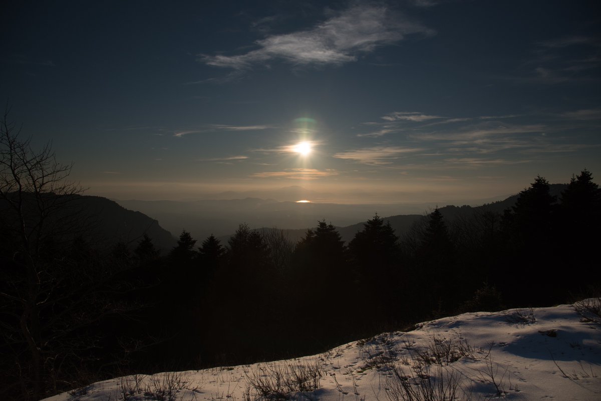 xandra_photo's tweet photo. sun over the top of #Dirfys mountain https://t.co/BnylE2Ki4y