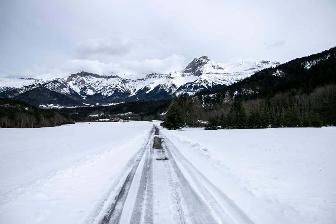 GiomCromer's tweet image. Pourquoi donc partir loin en week-end ? Le dépaysement, la découverte et l'aventure sont à 2 pas. Il suffit de prendre le TER, de regarder le paysage défiler pendant 1h30 et de marche 2 jours dans la neige au cœur du #Trieves. #microaventure #flyless