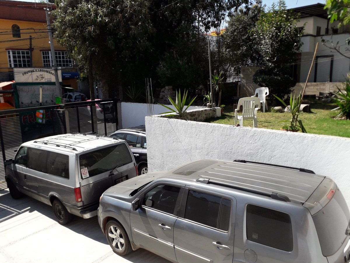 Labores dominicales, el verde jardín y nuestro #CETT #TDE al fondo.
#DomingoEspetacular #DomingoDeCarneAsada