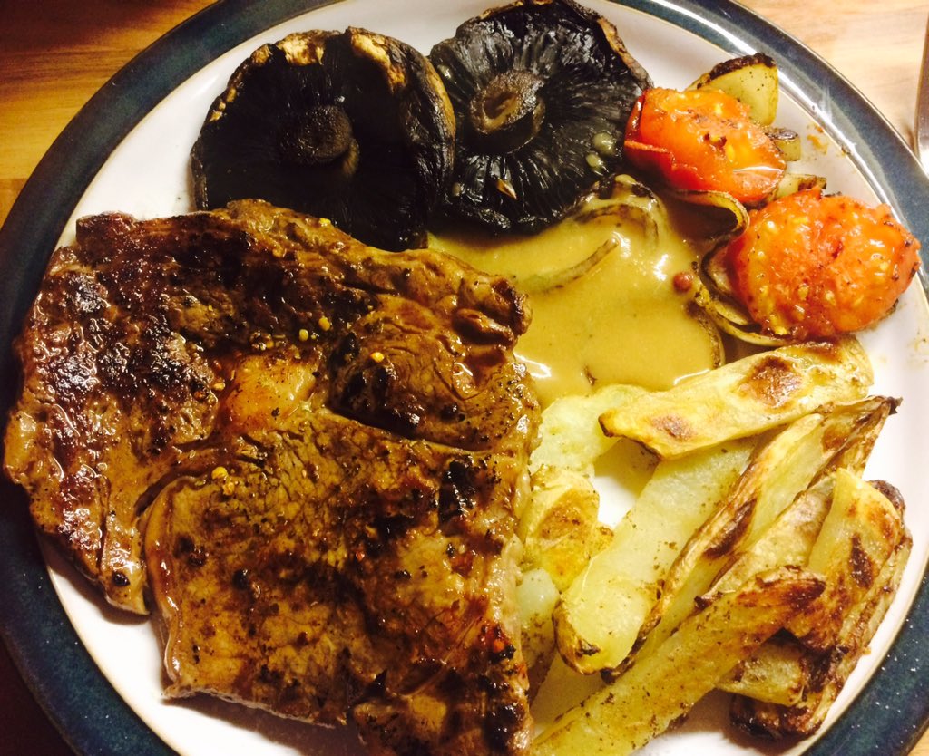 SW_anniejey's tweet photo. Sunday tea - steak with @schwartz.uk piri piri seasoning, #mushrooms #friedonions #tomatoes all cooked in @frylighthq with #swchips and #peppercornsauce from @icelandfoods totally #synfree #freefoodfeb #swclaudy #swballykelly https://t.co/vx1BNna8eP