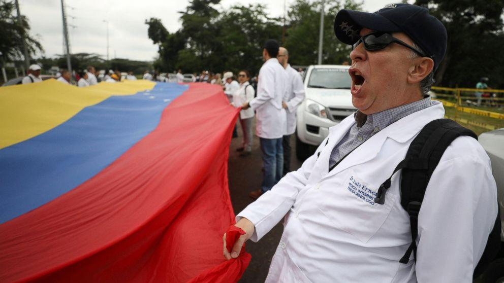 HotBeakWorld's tweet photo. Doctors demand humanitarian aid be allowed into #Venezuela https://t.co/TbZwCbgvf6 https://t.co/vGqiqKd8at