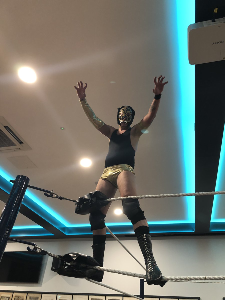 johnnyutah66's tweet photo. A victorious @TheYoungLion89 sporting his new Lion Noir Mask @ the @pwulive Marty Jones Invitational. #rrarr https://t.co/4cxLuTlji3