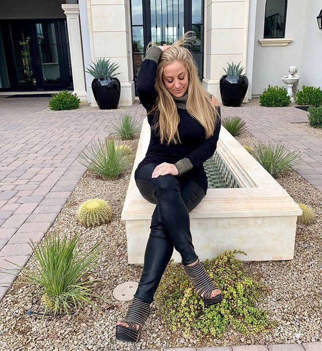 Melanyb12's tweet photo. Wait! 🙋 I wasn’t ready. Can we start the weekend over again please? .
.
.
.
.
.
 #allblackeverything #fashionista #fashionblogger #lifestyleblogger #styleblogger #paradisevalley #scottsdaleaz #scottsdale #paradisevalley #phoenixblogger #luxuryrealest… https://t.co/J0KDsWB6Mk https://t.co/yPUsQ7SoHG
