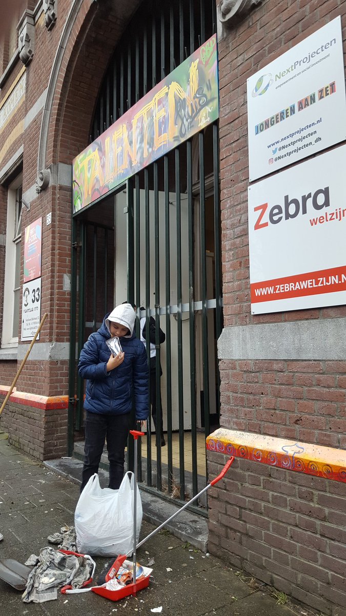 NextProjecten's tweet photo. Kids vd #Crownies groep hebben vandaag naast oud brood ophalen ook bij de voordeur en achter het hek opgeruimd.
Als iedereen een handje meehelpt houden we een #schoon #leefbaar fijn #Talentenhuis #FransHalsbuurt💪 Samen voor de buurt #NextProjecten en @NBoulahyane @ZebraWelzijn https://t.co/jdzWubUBan