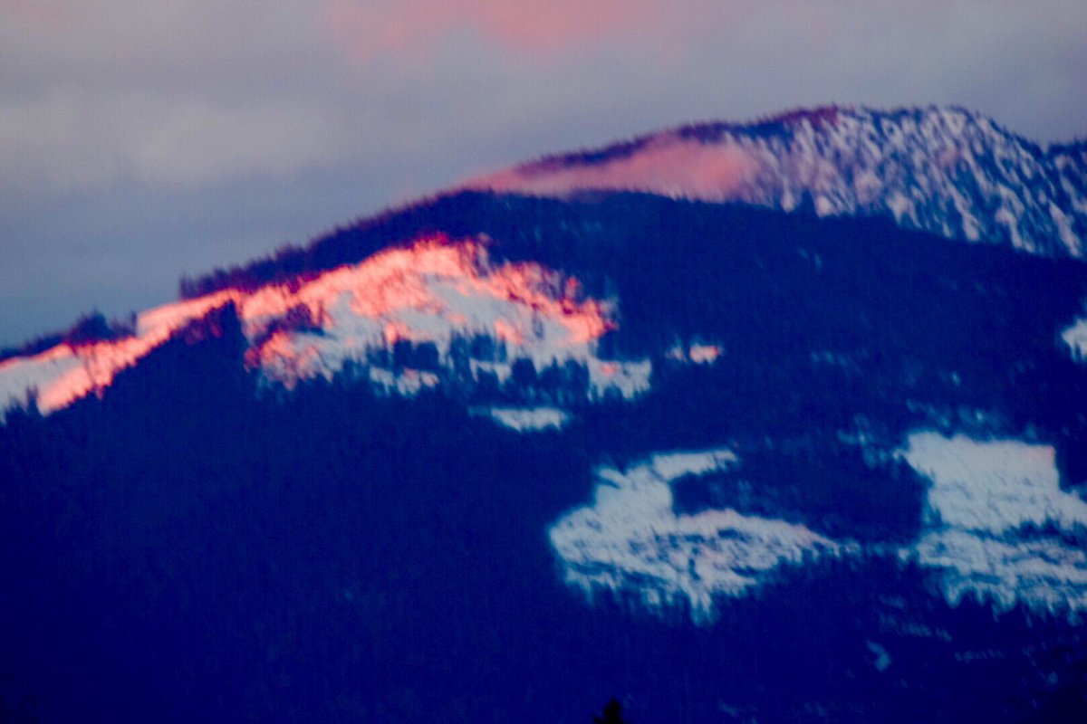 DonNadeau's tweet photo. 🇨🇦 That's remarkable! #SundaySunsets MT @WolfkhK
#sunrise dancing off the snow reflecting off a mountain on #vancouverisland near #saywardbc in January! https://t.co/5T6OOafk3b
