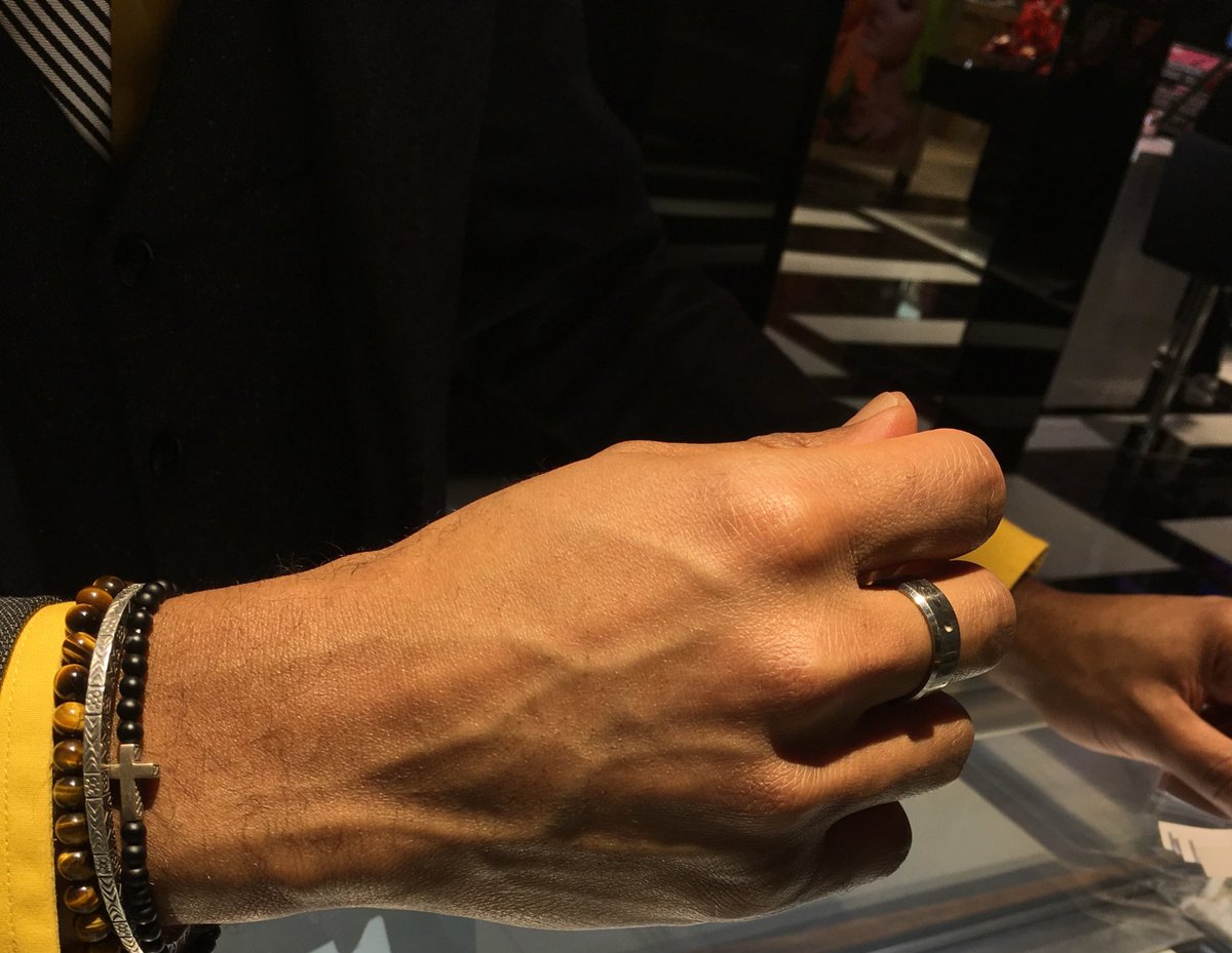 CGNewell's tweet image. Some #hand-spiration from @DavidYurman to complete the #LookADay! #HandModeling #MensJewelry #Bracelets #Mensfashion #ALookADay #MensAccessories #DavidYurman #DavidYurmanBracelet