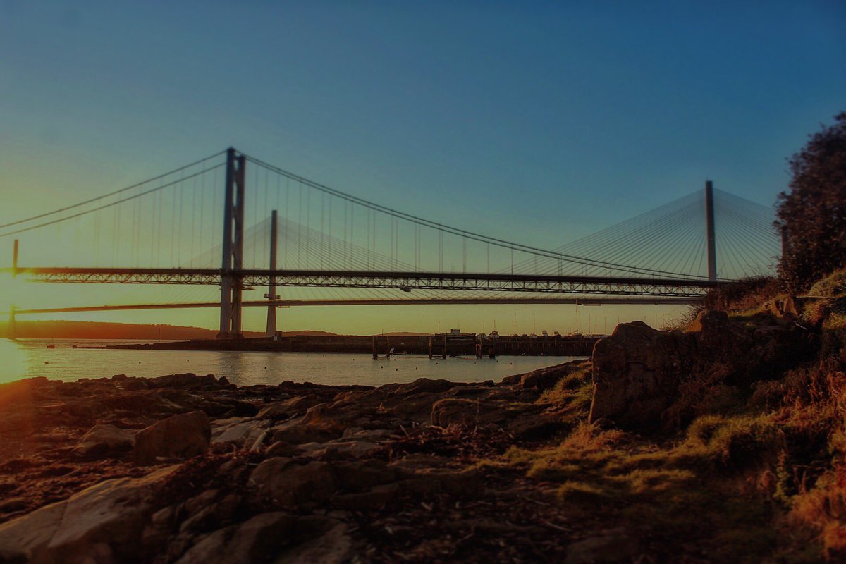 As the sun sets over the forth road bridge 🌉🏴󠁧󠁢󠁳󠁣󠁴󠁿 #unlimitedscotland #scotland_greatshots #scotland #scotland_insta #scotland_ig #scotland_lover #scotlandexplore #scotlandtravel #scotlandphotography #scotlandshots #thisisscotland #wonderlustscotland #welcometofife