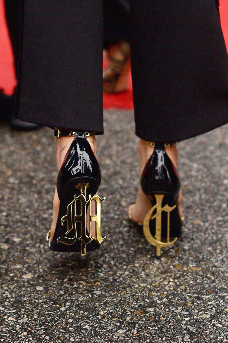 KiSSedmonton's tweet photo. . @MileyCyrus shoe game?! ON. POINT. #GRAMMYs #CitytvGRAMMYs https://t.co/sOjNTFSlCv