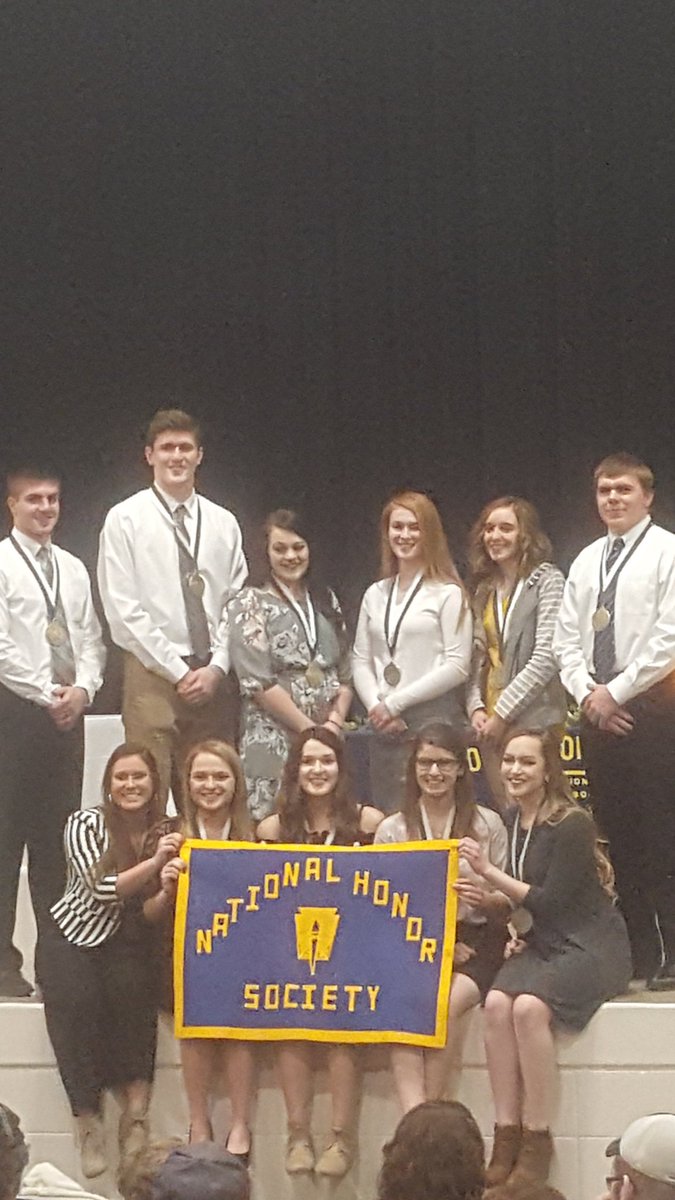 MHHFootball's tweet photo. Doing things right when your captains are also at the top in their class!  @EliJone85958001 @karsthunter7 #StudentAthlete https://t.co/YgCUcd5mfl
