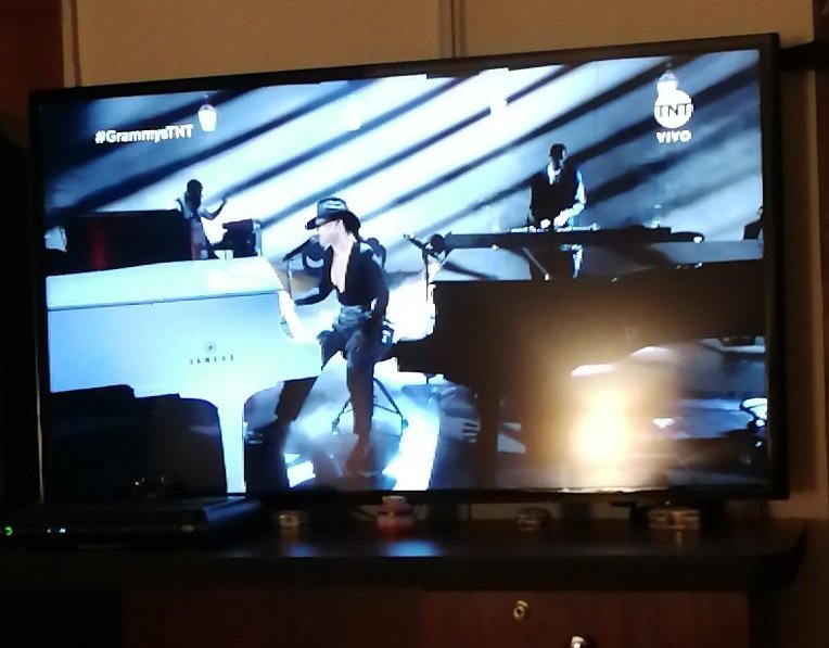 Conasigo's tweet photo. Que grande que es @aliciakeys..... Tuve el honor de verle en concierto hace unos años..... #GRAMMYs.... https://t.co/U5sjdT8dec