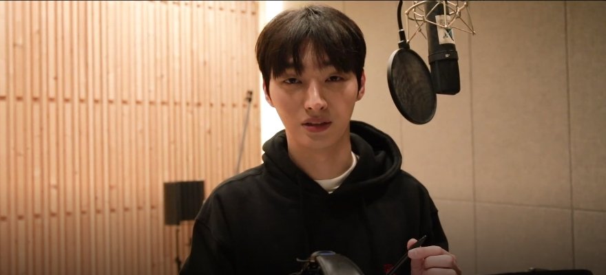 Vliveofficial's tweet photo. [V LIVE] 이대휘 작곡가님과 함께하는 윤쿠쿠의 레코딩 메이킹 현장! 녹음 현장마저 곧 나올 앨범처럼 편안하고 담백하고 따뜻하고 다 하고 있다... 이 앨범 이미 대박났다구 😭 눈치 없는 시간아 빨리 달려 줘❗️

▶https://t.co/JU05Jbjs1C

#윤지성 #YoonJisung #Aside #방백 #傍白 #쉼표 #VLIVE https://t.co/yV8q2gPpQ6