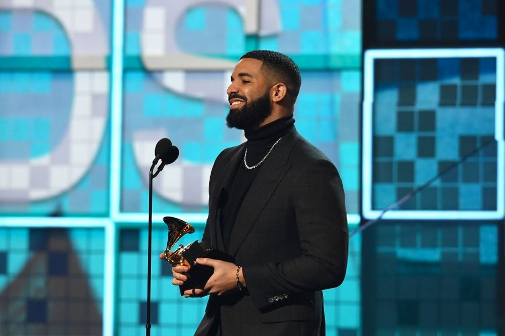 RapUp's tweet photo. "If there's people who have regular jobs who are coming out in the rain, in the snow, spending their hard-earned money to see your shows...You don't need this right here...You already won" 

—@Drake accepting Best Rap Song at the #GRAMMYs https://t.co/lM9xaYsmuC