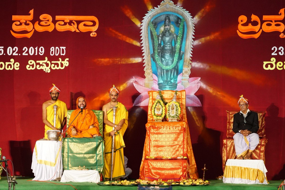 SriSamsthana's tweet photo. ಶತಮಾನಗಳ ಬಳಿಕ ವಿಟ್ಲದ ಅರಸರ ‘ರಾಜದರ್ಬಾರ್’ ನಿನ್ನೆ ಕುಂಡಡ್ಕದಲ್ಲಿ ಮತ್ತೊಮ್ಮೆ ನಡೆಯಿತು; ಐತಿಹಾಸಿಕವಾದ ಈ ಮಹಾಕಾರ್ಯಕ್ರಮದಲ್ಲಿ ನಾವು ನಿನ್ನೆ ರಾಜಗುರುವಿನ ಸ್ಥಾನದಲ್ಲಿ ಭಾಗವಹಿಸಿದಾಗ- ಬಹುಕಾಲದ ಹಿಂದೆ ಕಡಿದು ಹೋಗಿದ್ದ ಶ್ರೀಮಠ ಮತ್ತು ವಿಟ್ಲದ ಅರಸೊತ್ತಿಗೆಯ ಕೊಂಡಿಯು ಪುನಃ ಕೂಡಿತು!

#ರಾಜದರ್ಬಾರ್ https://t.co/I8jrCqWuR0