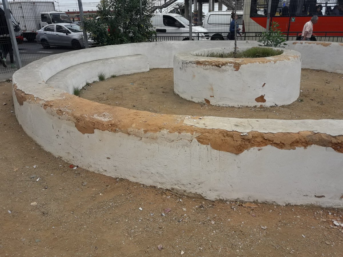 augusto_cesar49's tweet photo. Se gastaron millones de pesos en transformar locales comerciales de gente trabajadora en esta vergonzosa "plaza". Pasan los meses y la situación empeora. Insólito
@JorgeSharp @andreslongton
 @BioBioChileCuen @chilevision @MunicipioValpo @valparaiso @canal13 @Serviuvalpo https://t.co/eyednMrjeL