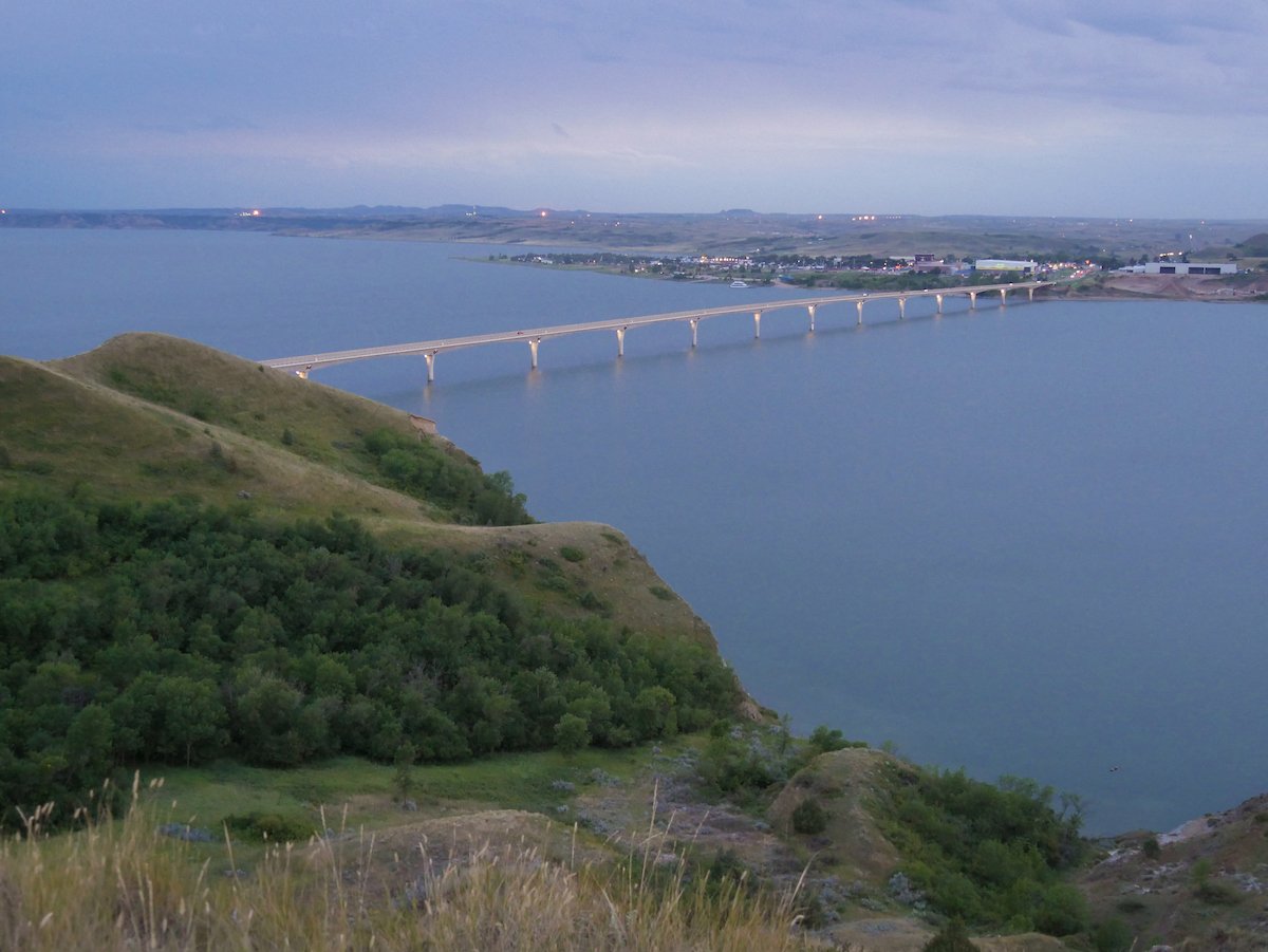 GroupTravelND's tweet photo. #SunsetSundays features the Four Bears Bridge stretching over #LakeSakakawea  #New Town @mhanation. https://t.co/9Pq3E4xA3p