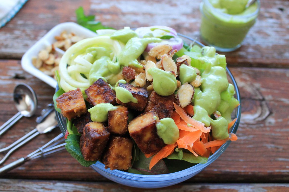 Sneak Peak! This Fresh Green Salad with Avo Parsley Dressing and Crispy Tofu will be coming soon to the <a href="/_littlechange/">Little Change</a> 😍 #healthyfood #salad