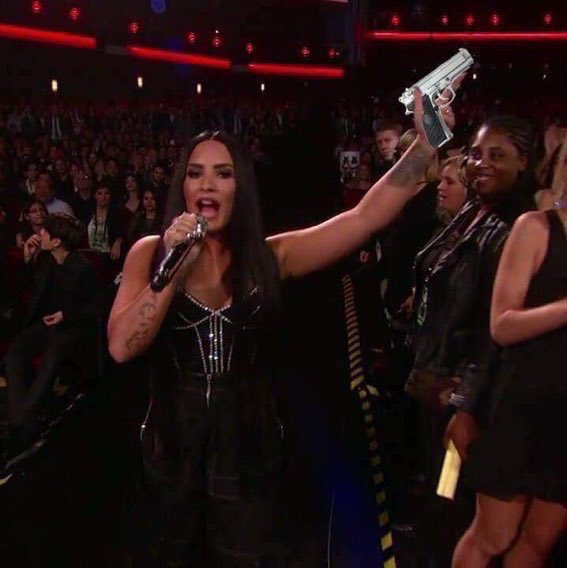 YOUlosttMEE's tweet image. If fall in line don’t win a Grammy tonight