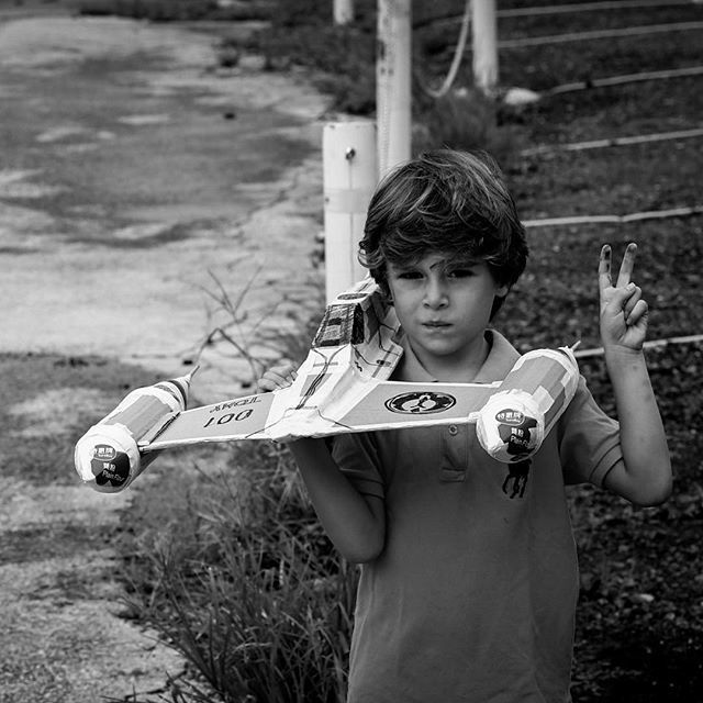 And here is the #happyboy  with the #starwars bessel | next time you don’t know what to do with those shopping boxes #reuse them and #behappy. bit.ly/2BwhRIC