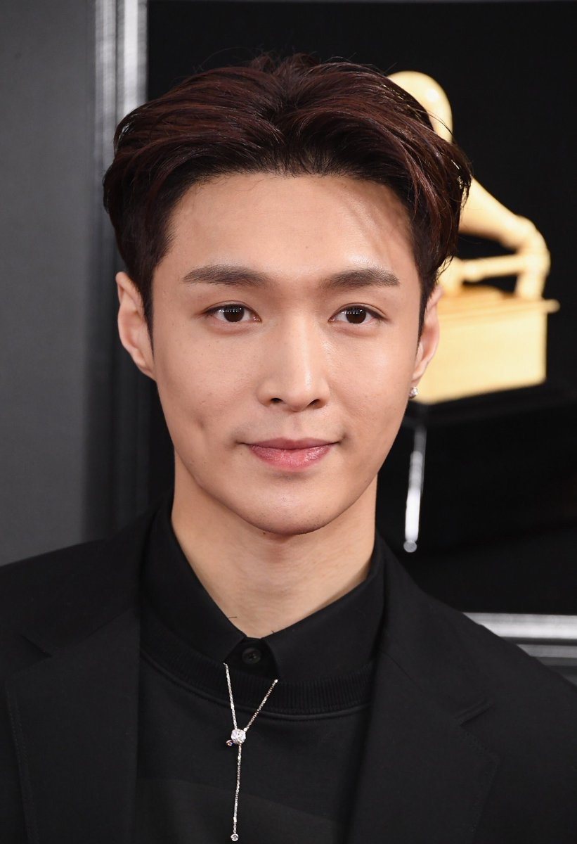 Zhang Yixing @layzhang is all smiles as he walks the red carpet for the  2019 #GRAMMYs! #张艺兴 #zhangyixing #layzhang, image size:821x1200