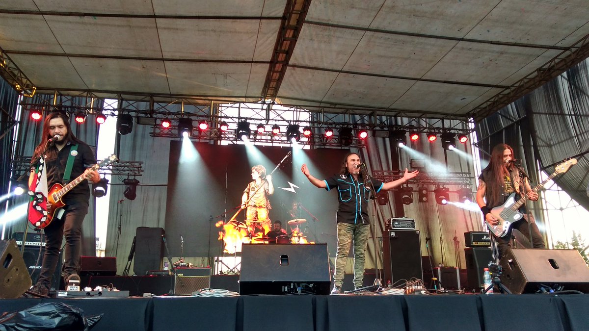 MerkenRockTCO's tweet photo. Alto Voltaje sonando en Isla Cautín #merkenrock2019 https://t.co/KPjkTvqcKo