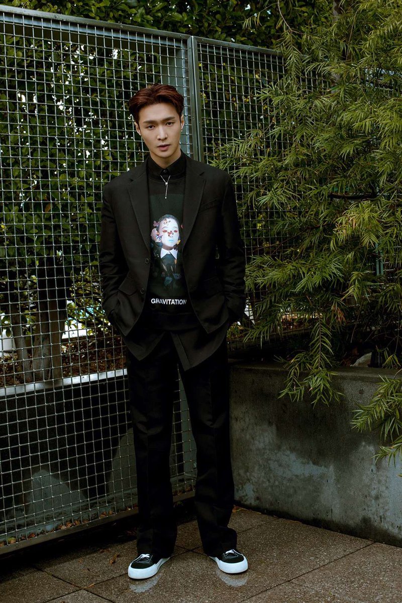 lay_studio's tweet photo. Doesn't our @layzhang look sharp? #GRAMMYs https://t.co/vbgI8zGJtO