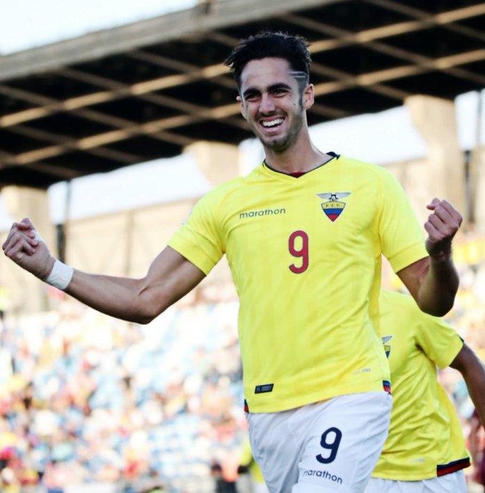 InvictosSomos's tweet photo. ✓ Hoy hizo doblete ante Venezuela. 
✓ Lleva 6 goles en 9 partidos del Sudamericano U20. 
✓ Es el máximo goleador del torneo. 
✓ Le marcó a Argentina, Uruguay, Colombia, Perú y Venezuela.

Un torneo juvenil de ensueño. 

LEONARDO CAMPANA. https://t.co/vvKkwTB2kM