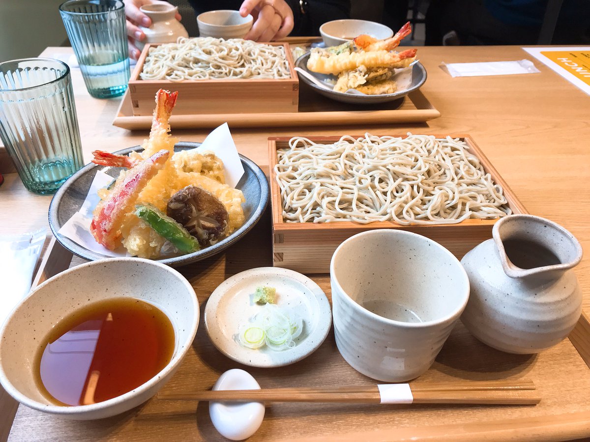 egz7e8o5's tweet photo. お昼ご飯食べたけどココあれだ。黒田さんと新井さんと長野さんがお花送ってたとこだ！！！
#7be https://t.co/Klhq48stcv