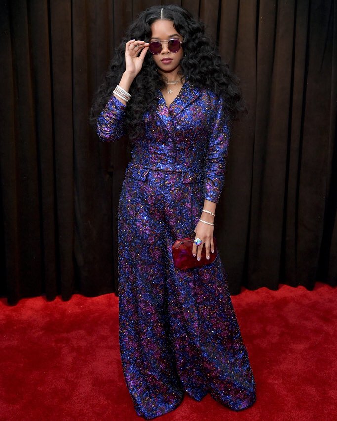 mefeater's tweet photo. H.E.R at the 2019 #Grammys 💜 https://t.co/RTLhHAWG2j