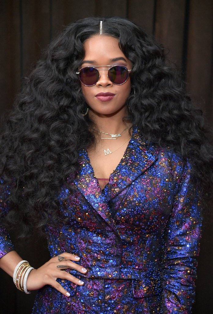 mefeater's tweet photo. H.E.R at the 2019 #Grammys 💜 https://t.co/RTLhHAWG2j
