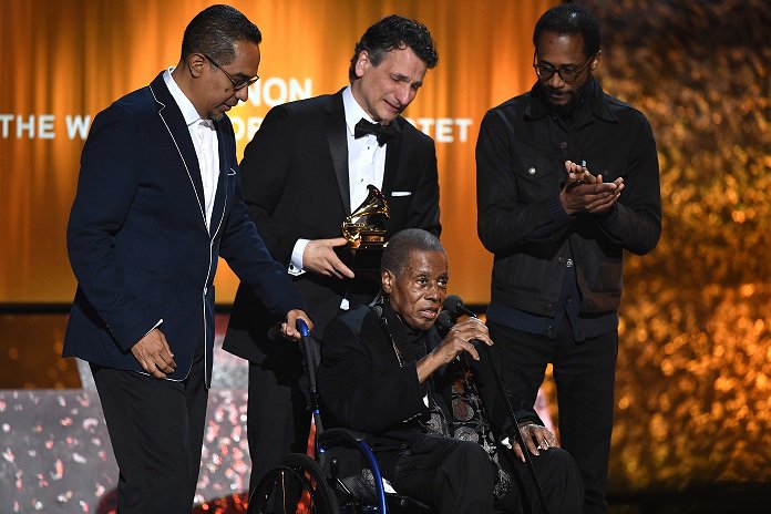 Wayne Shorter (C) y los miembros de Wayne Shorter Quartet, entre ellos el panameño Danilo Pérez, aceptan el #Grammy2019 al Mejor Álbum Instrumental de Jazz por 'Emanon'. Foto AFP