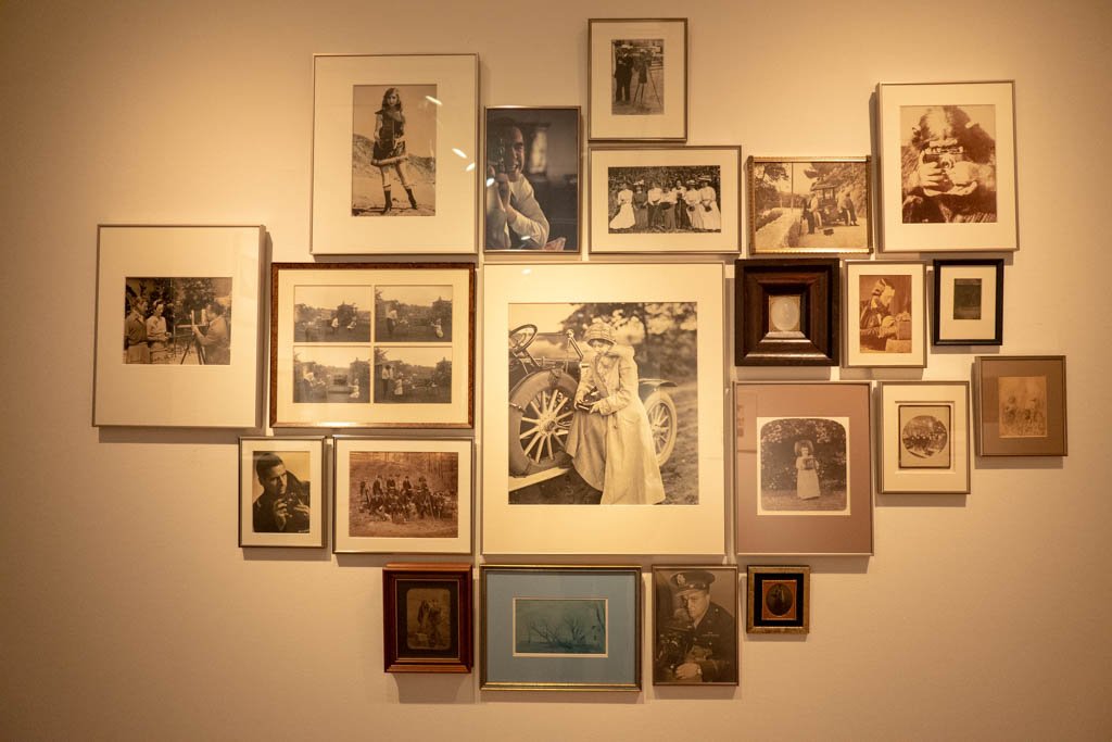 aomu's tweet photo. 展示された写真作品は古いものはダゲレオタイプ時代から、種類も多岐に渡ってて、野村氏自身がテーマにしてる「双子の写真」、そこから派生しての「ステレオ写真」、カメラになったCAMERAerこと「写真を撮る人の写真」、さらには「写された像が失われつつある写真」なんていうのまで。
#CAMERAer https://t.co/upunbAeOyR
