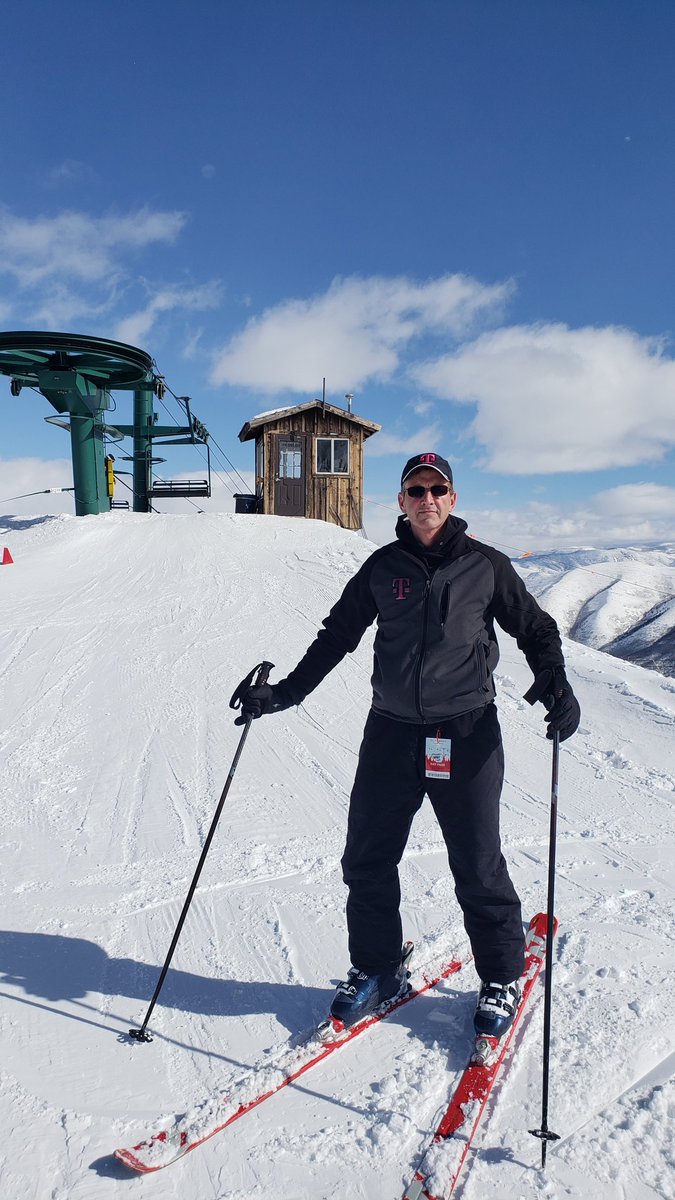 anthonyrexsun's tweet photo. Need to make a call @SundanceResort ? @TMobile perfect signal at the top of Red's Lift 8,250' https://t.co/HvHvKedqvi