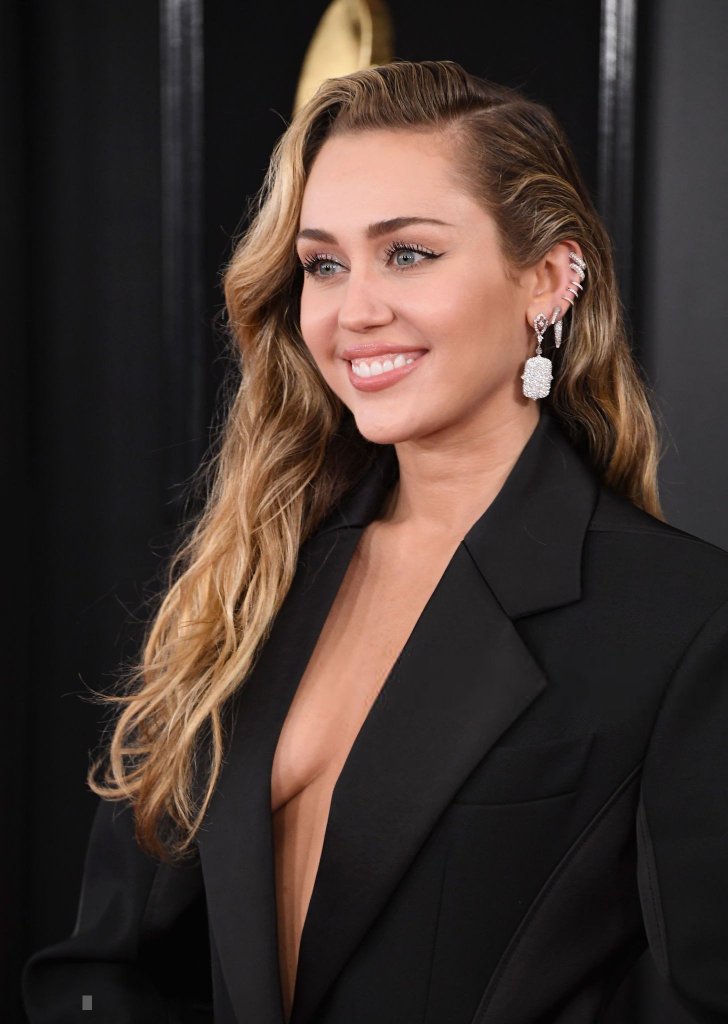 cyruzhippie's tweet photo. estoy colapsando de amor #GRAMMYs https://t.co/U49oeNJQn9