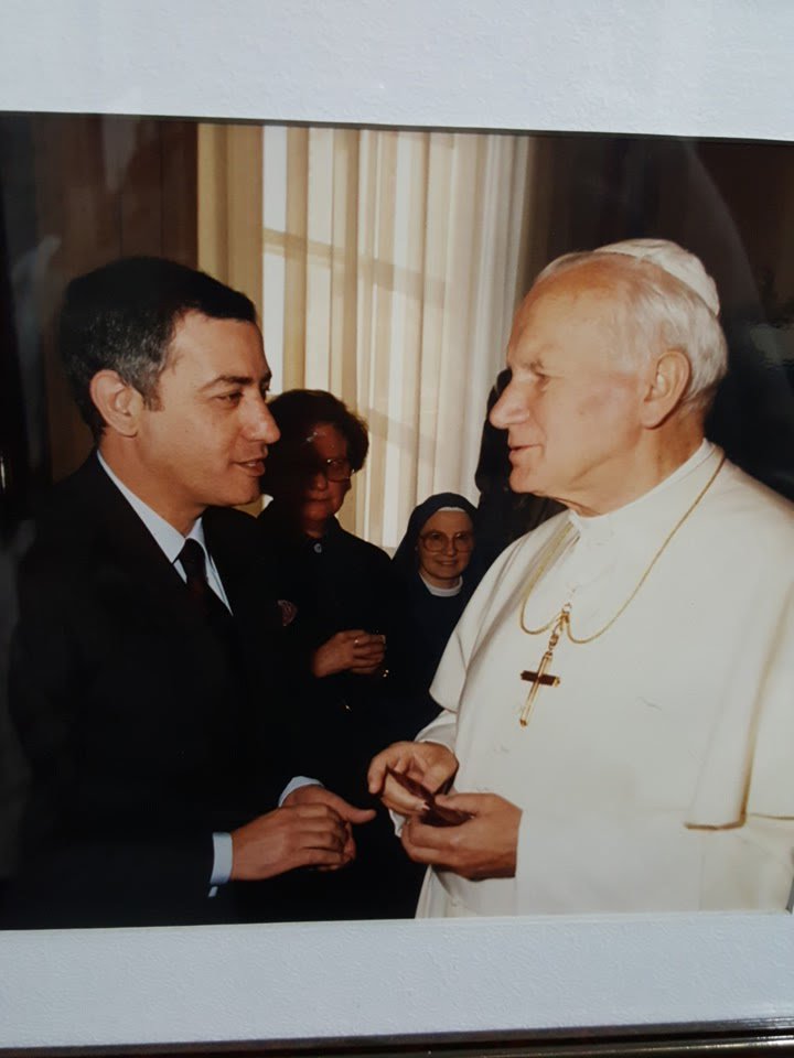 La miro muchas veces y no puedo creerlo. Estar con San Juan Pablo II, el Grande. Unas de las cosas por las cuáles agradezco a Dios este bendito oficio del periodismo. ¡Como se ha realizado milimétricamente lo queme dijo, 5 minutos gloriosos. ¡Que discernimiento de las almas!